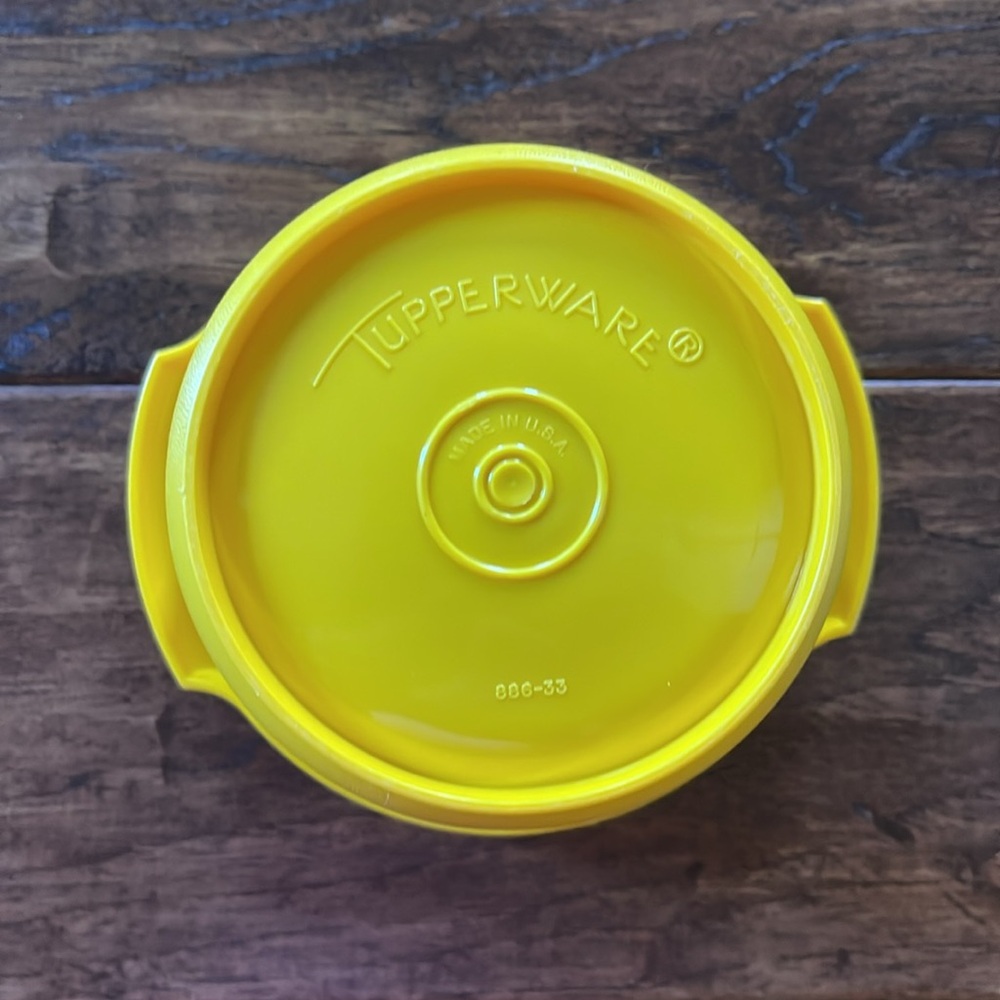Vintage 1970 Tupperware YELLOW Servalier Container - Picture 4 of 8